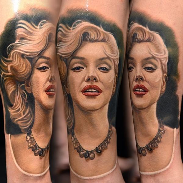 Tatuaje Brazo Retrato Realista Marilyn Monroe por Nikko Hurtado
