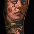 tatuaje Brazo Serpiente mujer por Nikko Hurtado