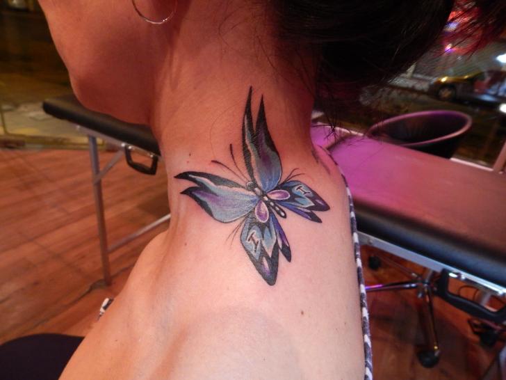 Tatuaje Mariposa Cuello por La Florida Ink