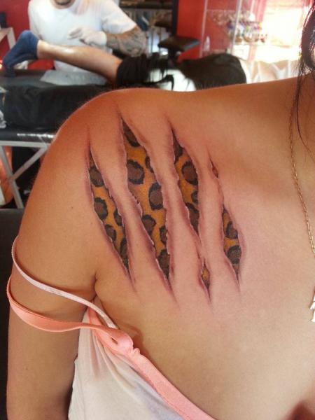 Tatuaje Hombro Guepardo Cicatriz por La Florida Ink