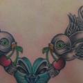 tatuaje Golondrina Espalda por Freaky Colours