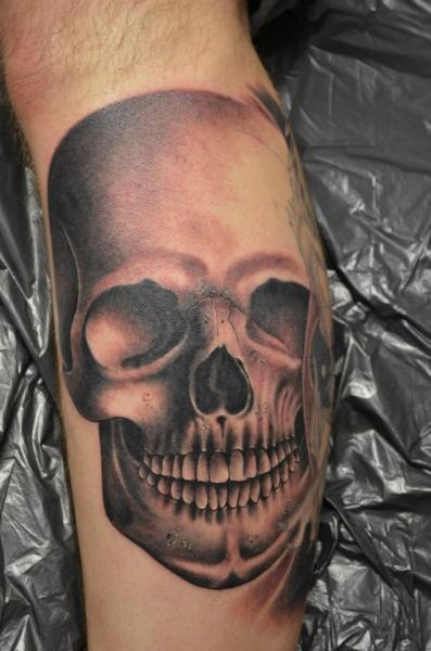 Realistische Bein Totenkopf Tattoo von Freaky Colours