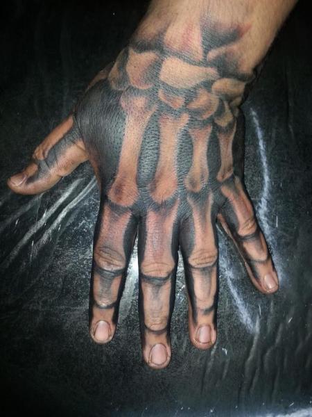 Tatuaż Dłoń Szkielet przez Mandinga Tattoo