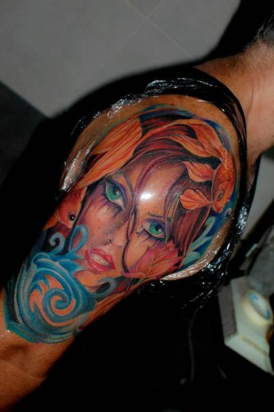 Shoulder Women Tattoo by Mandinga Tattoo