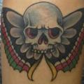 tatuaje Brazo Cráneo Polilla por Salo Tattoo