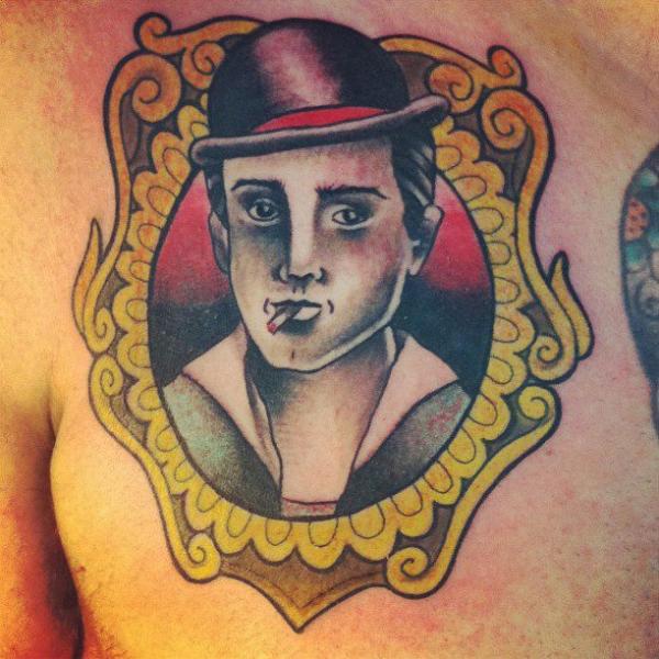 Tatuagem Peito Medalhão Homens por Salo Tattoo