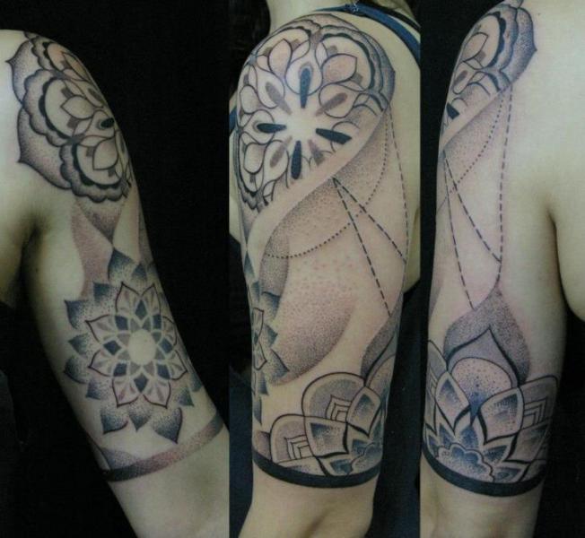 Tatuaggio Spalla Dotwork di Salo Tattoo