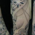 Schulter Dotwork tattoo von Salo Tattoo