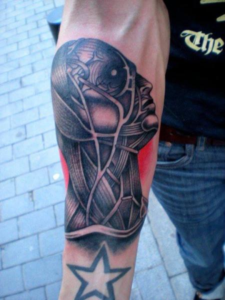 Tatuaje Brazo Cabeza Dotwork por Tattoo Tai