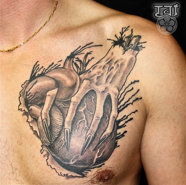 รอยสัก หน้าอก หัวใจ โดย Tattoo Tai