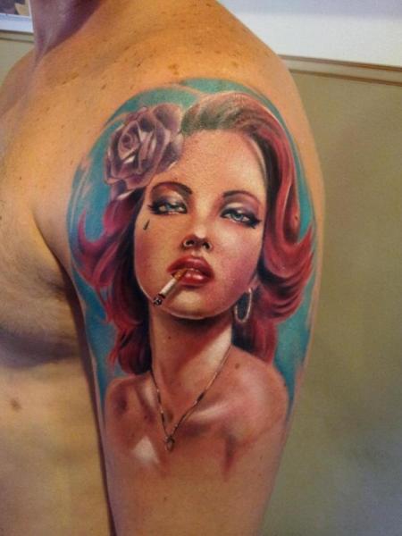 Tatuagem Ombro Mulher por Rock Ink