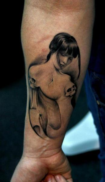 Tatuaggio Braccio Teschio Donne di No Regrets Studios