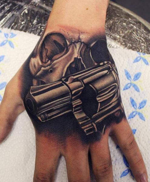 Tatuaggio Teschio Mano Pistola di No Regrets Studios