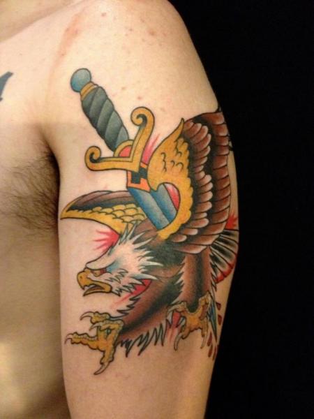Tatuaje Hombro New School Águila Daga por Seventh Son Tattoo
