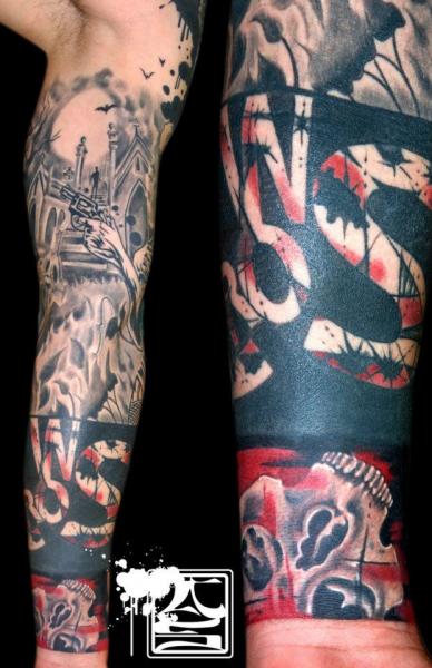 Tatuaje Brazo Trash Polka por Balinese Tattoo