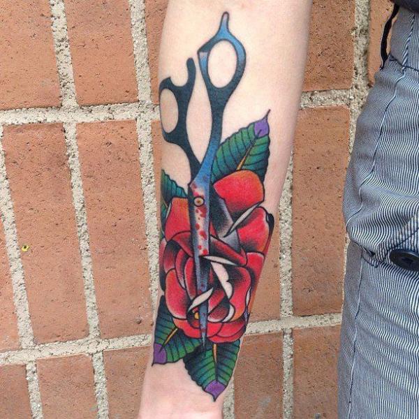 Arm Old School Scheren Blumen Tattoo von JH Tattoo