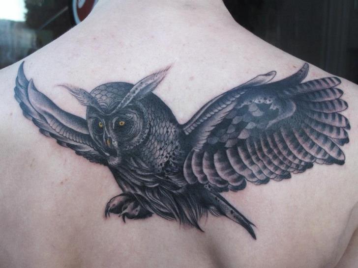 Tatuaż Plecy Sowa przez JH Tattoo