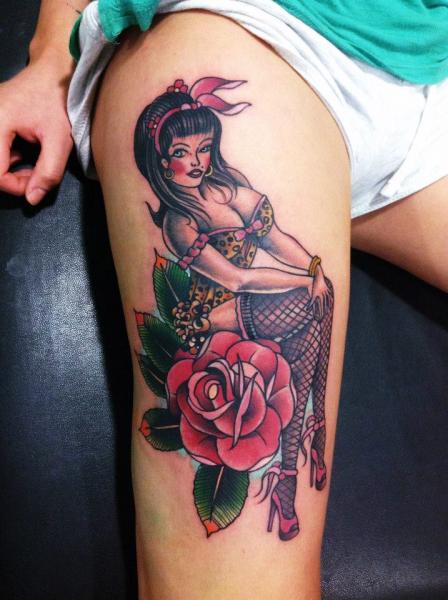 Tatouage Old School Pin-up Cuisse par JH Tattoo