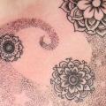 Blumen Dotwork Brust tattoo von Kaeru Tattoo