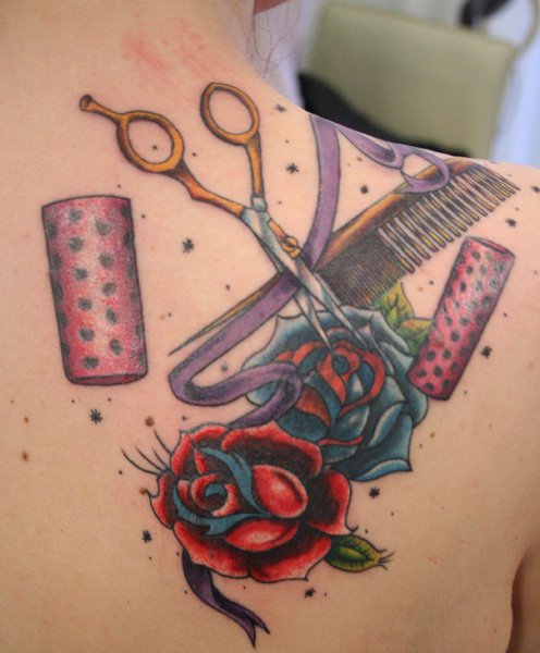 Tatuaje Hombro Tijeras Flor por Kaeru Tattoo