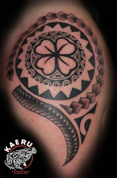 Shoulder Tribal Tattoo by Kaeru Tattoo