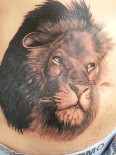 Tatuaje Realista Lado León por Kaeru Tattoo