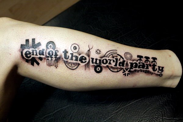 Tatuaje Brazo Letras Fuentes por La Mano Zurda