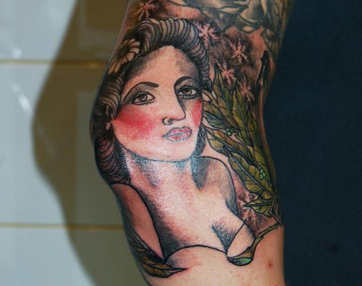 Tatuagem Braço Old School Mulher por Stademonia Tattoo