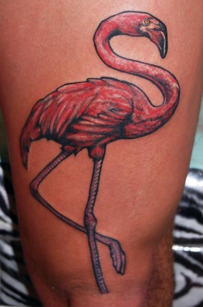Tatuagem Flamingo Coxa por Stademonia Tattoo