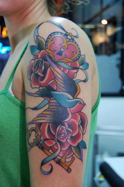 Tatuaje Hombro Old School Golondrina Flor por Tattoo Blue Cat