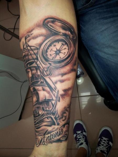 Arm Uhr Galeone Tattoo von Tattoo Lucio
