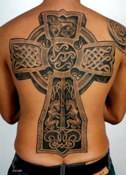 Tatuaje Espalda Tribal Cruz Celta por Tattoo Lucio
