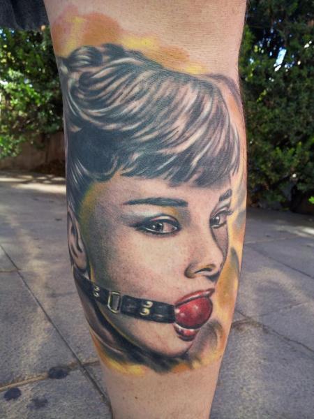 Tatuagem Retrato Panturrilha por Tattoo Lucio
