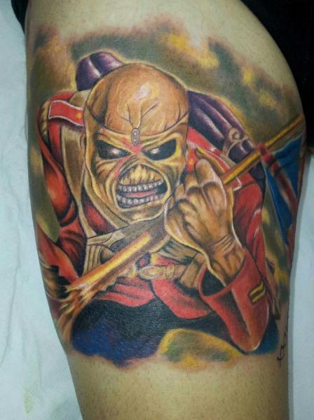 Tatouage Iron Maiden Cuisse par Tattoo Lucio