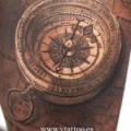tatuaggio Braccio Realistici Bussola 3d di V Tattoos