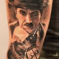 tatuaje Brazo Realista Charlie Chaplin por V Tattoos