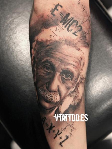 Tatuaż Ręka Realistyczny Einstein przez V Tattoos