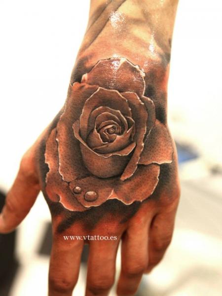 Realistische Blumen Hand Rose Tattoo von V Tattoos