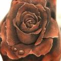 Realistische Blumen Hand Rose tattoo von V Tattoos