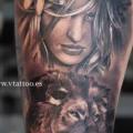 Realistische Frauen Löwen Oberschenkel tattoo von V Tattoos