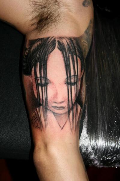 Tatuaje Brazo Geisha por Wanted Tattoo