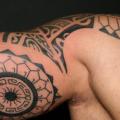Schulter Arm Tribal tattoo von Wanted Tattoo