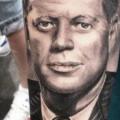 tatuaje Retrato Realista Kennedy por Wanted Tattoo