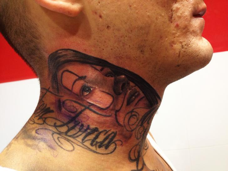 Mexikanischer Totenkopf Nacken Tattoo von Wanted Tattoo