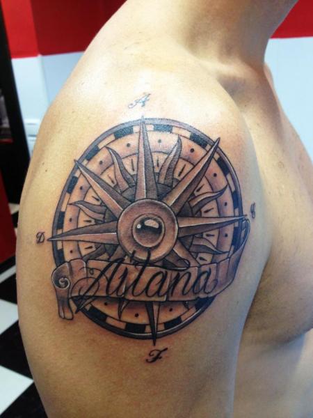 Tatuagem Ombro Estilo De Escrita Sol por Wanted Tattoo