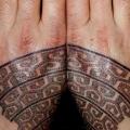 Hand Dotwork tattoo von Beautiful Freak