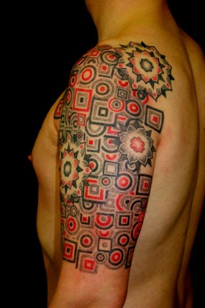Tatuaje Hombro Flor Dotwork por Beautiful Freak