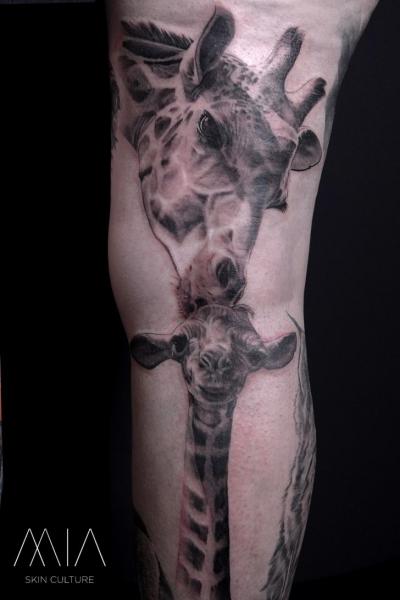 Arm Giraffe Tattoo von Mia Tattoo