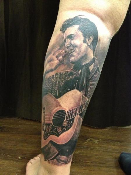 Tatuaż Portret Łydka Elvis przez Mia Tattoo