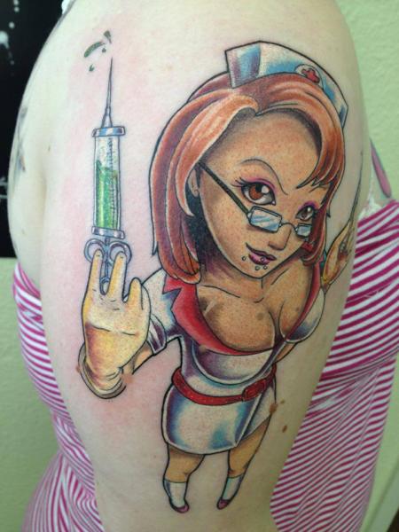 Tatuaje Hombro Fantasy Enfermera por Mia Tattoo